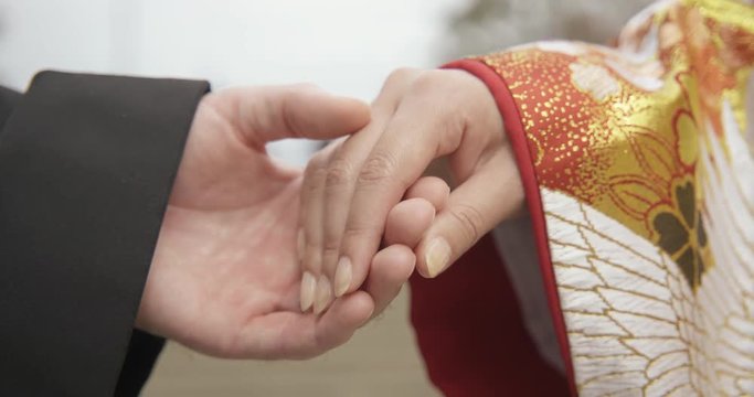 和装結婚式・手つなぎ