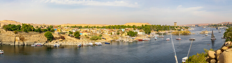 Fototapeta na wymiar Assuan am Nil in Ägypten, Feluken am Ufer der Insel Elephantine., Panorama.