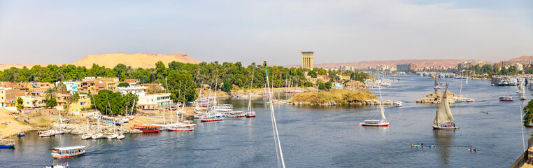Assuan mit Blick auf Elephantine mit Segelschiffen in Ägypten am Nil ein Panorama. - obrazy, fototapety, plakaty