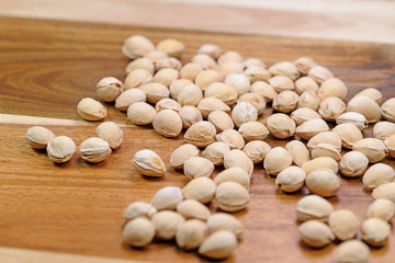 Getrocknete Kirschkerne auf einer Holzplatte