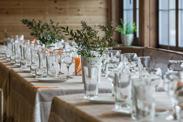 Laying of tableware on a table