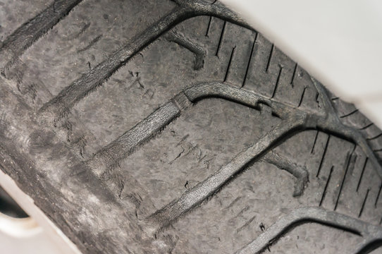 Stra&szlig;enverkehr Verkehrssicherheit stark abgenutzter Reifen mit Rissen durch Verspr&ouml;dung - Traffic safety heavily worn tyres with cracks caused by embrittlement an Tread Wear Indicator