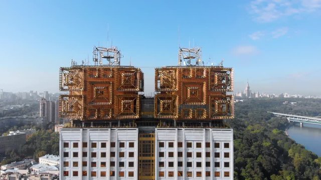 The building of the Presidium of the Russian Academy of Sciences and the panorama of the city of Moscow.