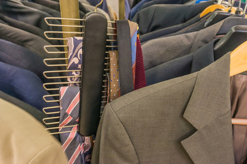 Recycling second hand gebrauchte Kleider Jacken und Krawatten - Recycling second hand used dresses...