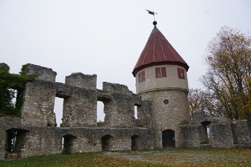 Fototapeta premium Die Ruine Honberg liegt auf der gleichnamigen Anhöhe inmitten der Stadt Tuttlingen, am Rande des Schwarzwalds und der Schwäbischen Alb. 