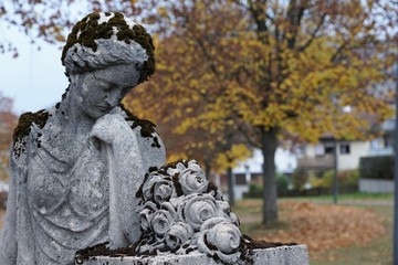 Statue in einem Park am Friedhof als eine Beileidskarte