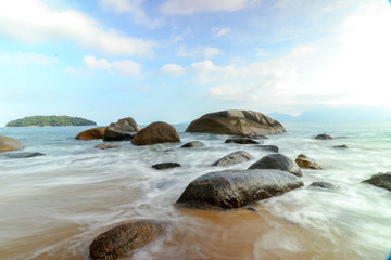 Fototapeta na wymiar costa entre rocas con larga exposicion