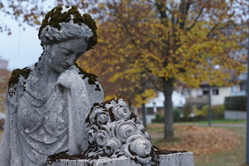 Statue in einem Park am Friedhof als eine Beileidskarte