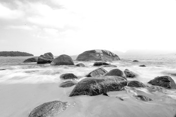 costa entre rocas con larga exposicion