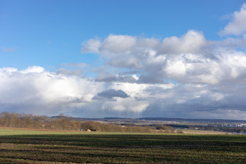 Obraz premium Green fields and blue skies over hessen in Germany