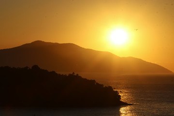 Fototapeta premium reflejos del sol en el mar al amanecer