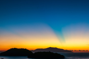 reflejos del sol en el cielo al amanecer