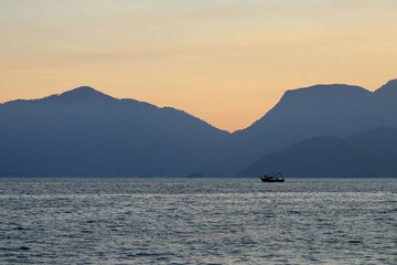 barco pesquero navegando al atardecer