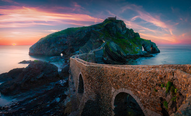 san juan de gaztelugatxe, monasterio atardecer en la costa vasca
