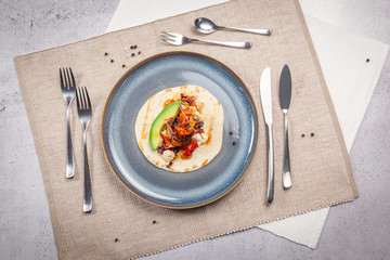 Garnelen-Wrap mit einer gegrillten Tomaten Paprika -Salsa