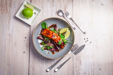 Lachs von der Zedernholzplanke mit Terriyaki-Glasur