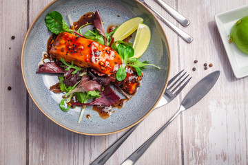 Lachs von der Zedernholzplanke mit Terriyaki-Glasur