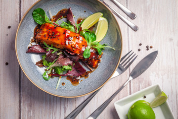 Lachs von der Zedernholzplanke mit Terriyaki-Glasur