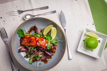 Lachs von der Zedernholzplanke mit Terriyaki-Glasur