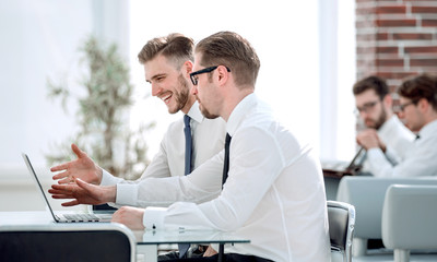 Obraz premium employees discussing new information