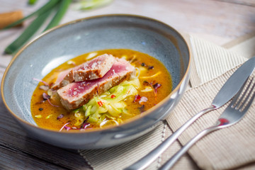 Gegrillter Thunfisch auf süß-scharfen Gurkensalat