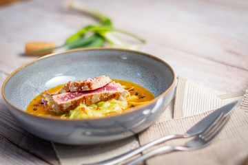 Gegrillter Thunfisch auf süß-scharfen Gurkensalat