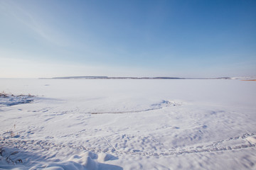Obraz premium frozen reservoir in the snow