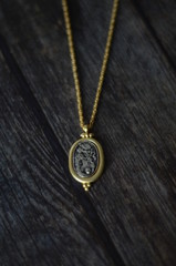 Fototapeta na wymiar Gold vintage necklace on wooden background