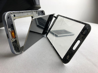 Imprenditrice smussa violentemente i pezzi dello smartphone per distruggerlo