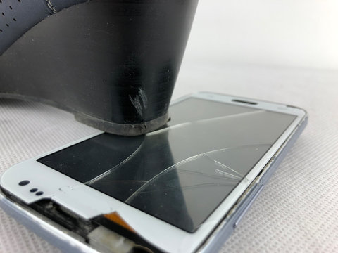 samantha distrugge il suo vecchio telefono