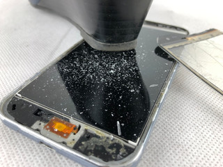imprenditrice arrabbiata schiaccia schermo lcd del suo smartphone