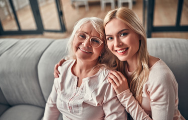 Obraz premium Mother with daughter at home