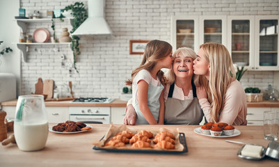 Daughter, mother and grandmother on kitchen - obrazy, fototapety, plakaty