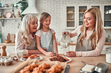 Obraz na płótnie Canvas Daughter, mother and grandmother on kitchen