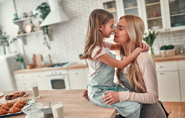 Obraz na płótnie Canvas Mother and daughter on kitchen