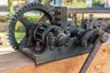 Mechanismus zum händisch öffnen einer kleinen Schleuse