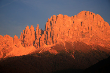 Rosengarten Bergmassiv mit Vajolet-Türme im Abendlicht, Dolomiten, Südtirol, Italien, Europa...