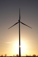 Windkraftanlage im Sonnenlicht