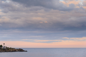 Obraz premium Paisaje de calma en el atardecer con cielo colores pastel , Costa Brava, Cataluña, España