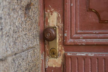 Réparation et masticage de porte .