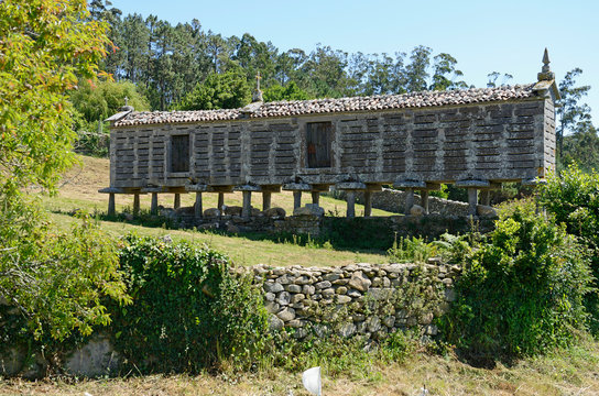 image of the horreo of Carnota in the region of La Coru&ntilde;a