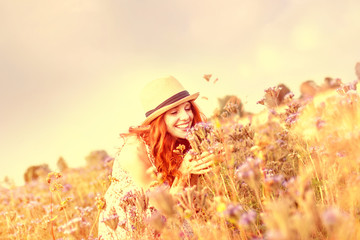 junge rothaarige frau im sommer 