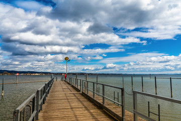 Obraz premium Portowy mech wiosną z niebieskim niebem i chmurami