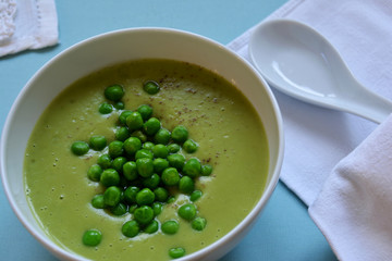 hausgemachte cremige Erbsensuppe
