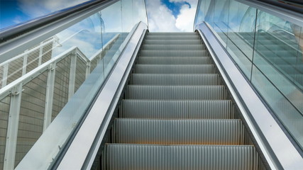 6952_The_going_up_motion_of_the_escalator_in_a_building.jpg