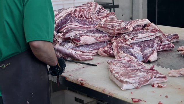 cuts freshly slaughtered meat