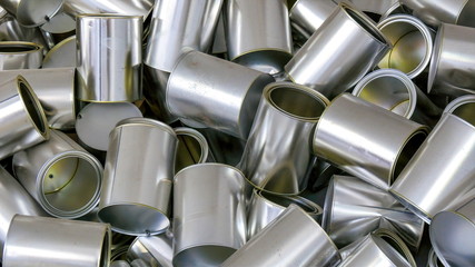 7181_Closer_look_of_the_shiny_tin_cans.jpg