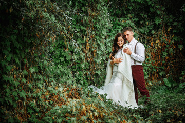 Obraz na płótnie Canvas stylish bride and groom in the garden. rustic style