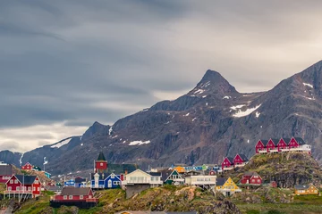Dekokissen Arktisches Dorf / Stadt in Sisimiut in Grönland mit steilem Bergkamm - Arctic Circle Trail © Tomas Zavadil