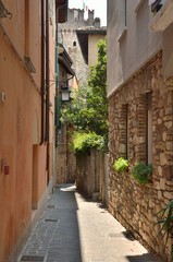 Fototapeta na wymiar Alley in Sirmione, Italy